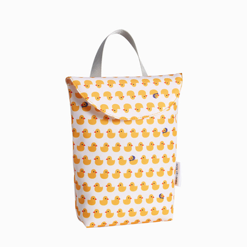 Pochette de rangement pour couches à motifs de canetons jaunes sur fond blanc, avec rabat et poignée grise.