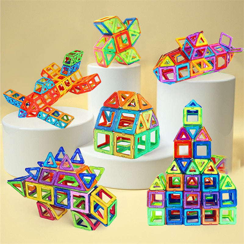 Constructions en pièces magnétiques multicolores sur des socles blancs : avion, bateau, maison, tour et formes géométriques .