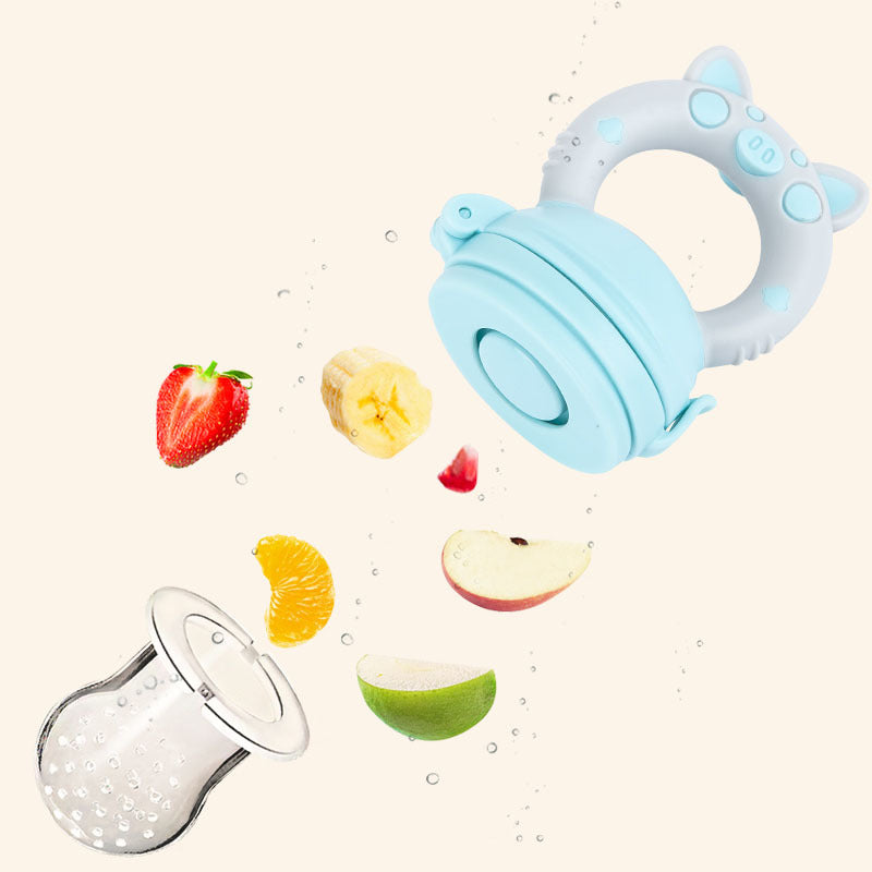 Tétine grignoteuse bleue avec son embout perforé détaché, entourée de morceaux de fruits. 