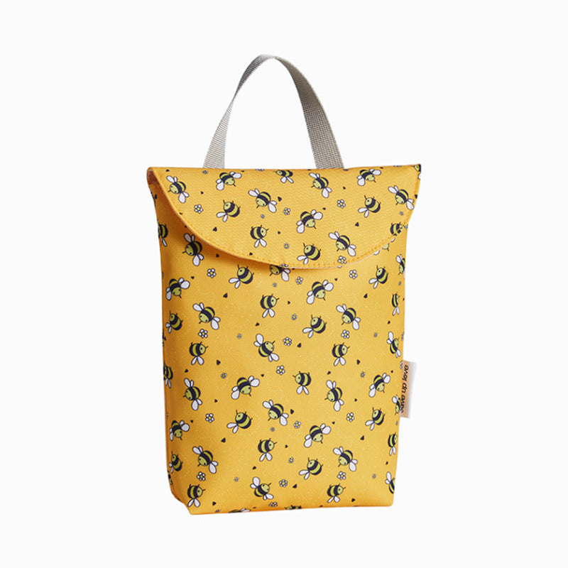  Pochette de rangement pour couches à motifs d’abeilles et de petites fleurs sur fond jaune, avec rabat et poignée grise .