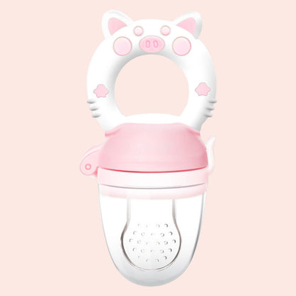 Tétine grignoteuse rose et blanche avec poignée en anneau à motif animalier et capuchon transparent sur fond rose pâle .