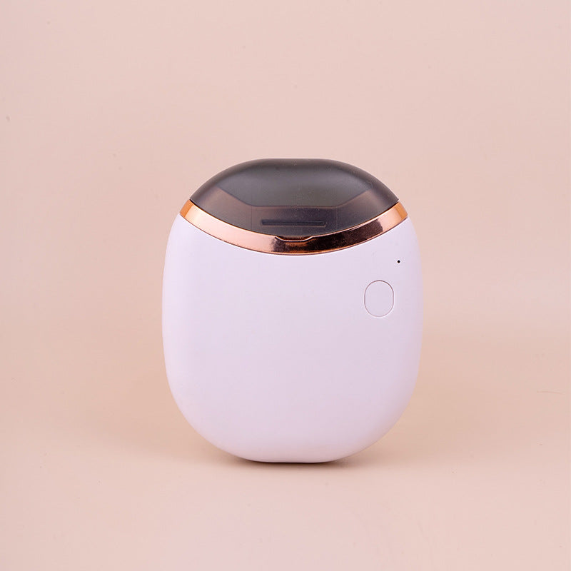 Coupe- ongles électrique blanc vue de face avec bouton rond et capuchon en place