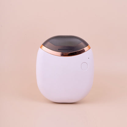 Coupe- ongles électrique blanc vue de face avec bouton rond et capuchon en place