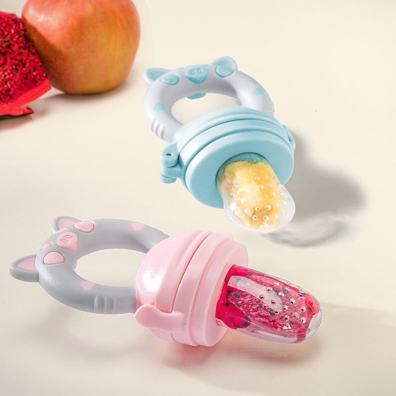 Deux tétines grignoteuses rose et bleue avec des morceaux de fruits dans leurs embouts perforés et des poignées en anneau.