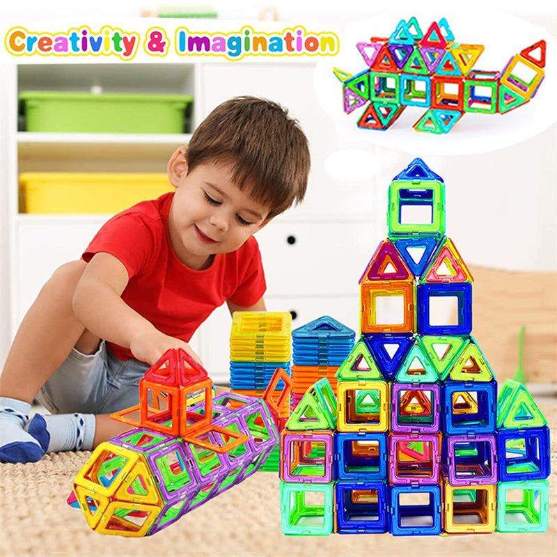  Enfant jouant avec des pièces magnétiques multicolores, à côté d’une tour, d’une construction allongée et de piles de pièces .